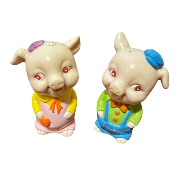 VTG KITSCHY PIGS SALT & PEPPER SHAKERS PLASTIC ANTHROPOMORPHIC RETRO PIGLETS - Picture 1 of 5